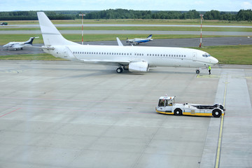 Samolot pasażerski, przygotowanie do kołowania na pas startowy.