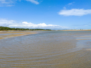 Horizon, calm beach and sunny day - Guaratiba beach tide (Maré subindo na Praia de Guaratiba)