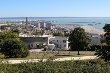 Fototapeta na wymiar Vue panoramique sur Le Havre et l'estuaire de la Seine depuis les Jardins suspendus avec ciel bleu