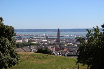 Panorama sur Le Havre depuis les Jardins suspendus avec ciel bleu