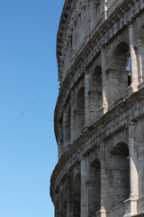 dettagliod egli archi del colosseo nella Roma monumentale
