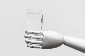 Roboter hält ein Glas Wasser - obrazy, fototapety, plakaty
