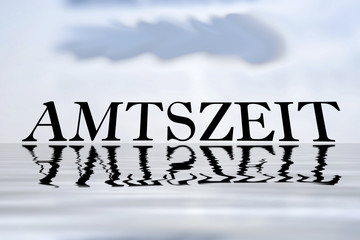 Amtszeit - Wort gespiegelt im verschwommenen Wasser