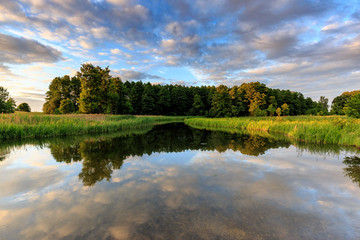 Stimmungsvoller Sonnenuntergang in den Masuren, Polen, am Fluss Krutynia - 210731378