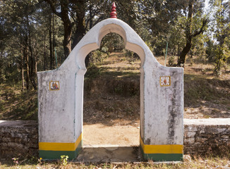 Eingangstore zu einer Tempelanlage in Uttarakhand Indien in der Nähe von Chaukori
