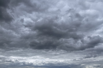 Obraz premium Background of dramatic sky with dark clouds. Sky before a thunder-storm.