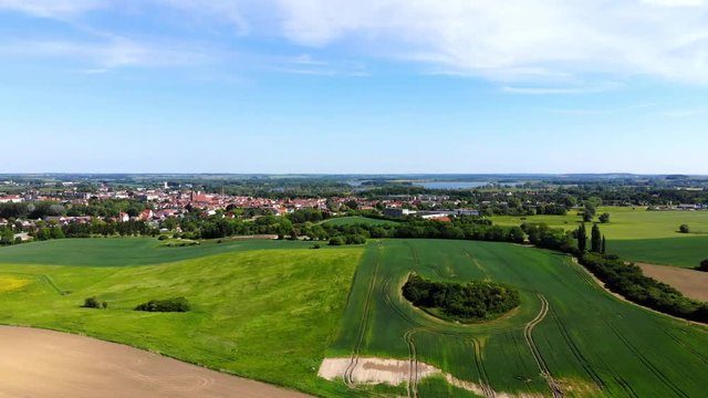 Luftaufnahme; Deutschland; Mecklenburg-Vorpommern; Teterow; Landkreis Mecklenburgische Seenplatte; Luftaufnahme; Landwirtschliche Anbaufl&auml;chen