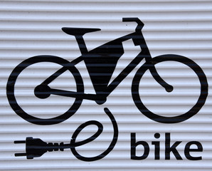 Hinweisschild für E-Bike-Tankstelle; schwarz auf weißem Untergrund