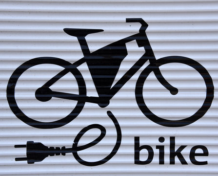 Fototapeta Hinweisschild für E-Bike-Tankstelle  schwarz auf weißem Untergrund