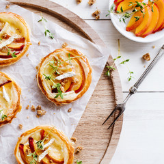 Blätterteig mit Nektarinen, Käse, Honig und Thymian  - Puff Pastry 