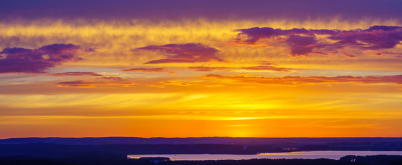 Obraz premium Sunset near the city