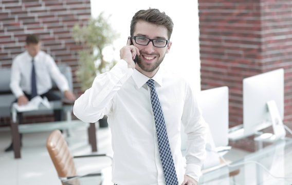 lawyer advises the client on the phone
