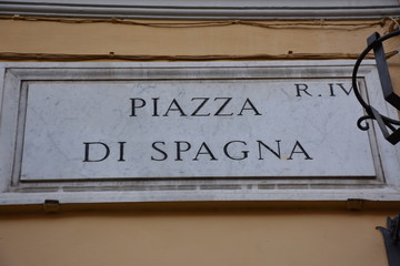 Obraz premium Rome, plaque on the wall indicating Piazza of Spagna