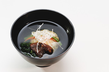 Bouillon, soja et champignon