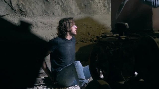 A psychopathic maniac assaults his hostage who tries to escape