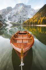 Plakaty  Stara łódź wiosłowa w Lago di Braies w Dolomitach, Południowy Tyrol, Włochy