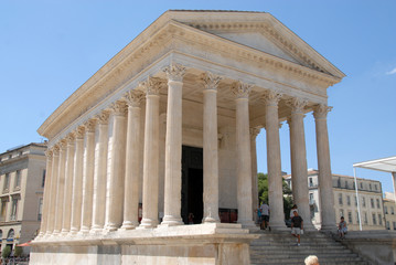 Maison Carrée avec ses colonnes, Ville de Nîmes, département du Gard, France