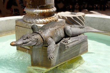 Fontaine crocodile, emblème de la ville de Nîmes, département du Gard, France - obrazy, fototapety, plakaty