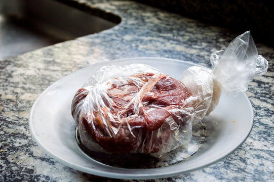 Carne descongelando na pia para o preparo da refei&ccedil;&atilde;o