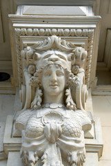 Buste de femme sculptée, ville de Nîmes, département du Gard, France
