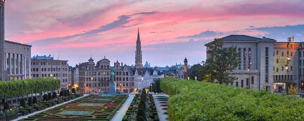Poster Panoramablick auf das Rathaus von Brüssel und den Mont des Arts bei Sonnenuntergang in Belgien, Brüssel. © Kavalenkava