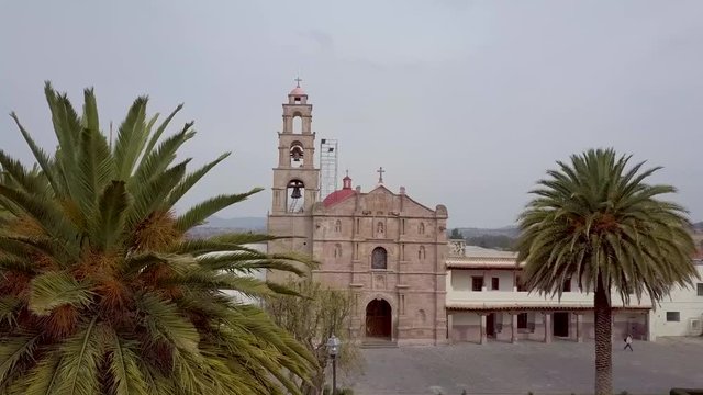 Acercamiento de la parroquia de Aculco desde el acceso del atrio 