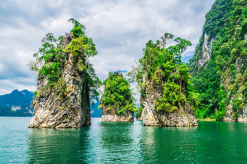 Fototapeta premium Beautiful mountains in Ratchaprapha Dam at Khao Sok National Park