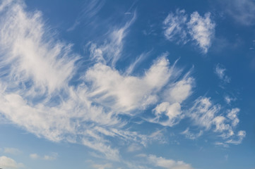 Obraz premium Blauer Himmel mit weißen Wolken 
