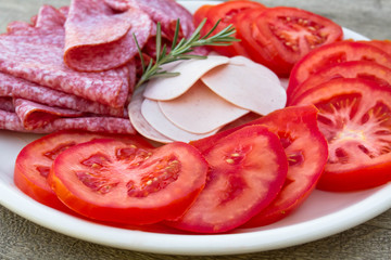 assiette de charcuterie et tomates