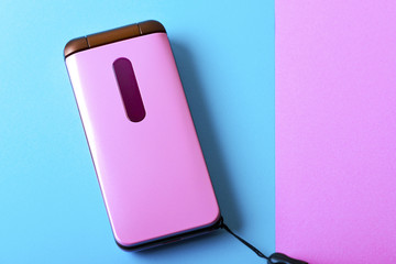 ピンク色の携帯電話