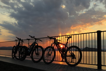 Naklejka premium Tramonto con biciclette