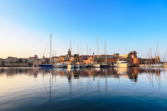 Porto di Alghero all'alba