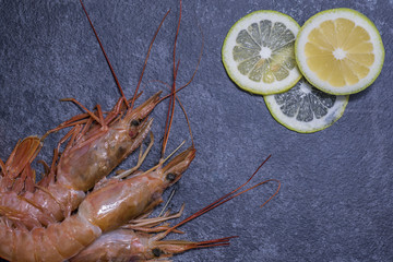 Gamberi e limoni su fondo scuro pietra 7
