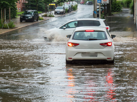 Überflutung der Straßen bei einem Unwetter