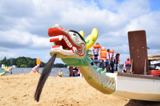 Drachenboot an einem Strand