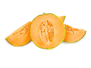 melon charentais découpé et isolé sur fond blanc