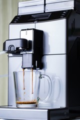 Automatic coffee machine with coffee in a transparent cup