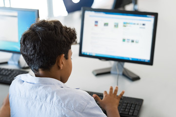 Obraz na płótnie Canvas Young boy using computer