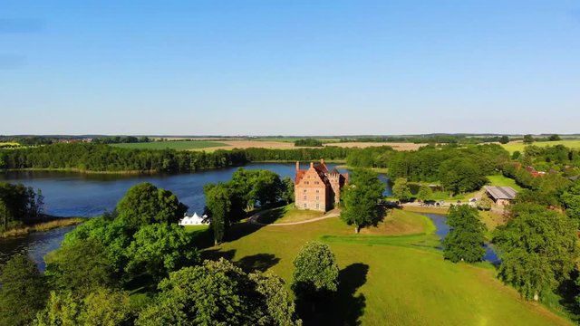 Deutschland,Mecklenburg-Vorpommern , Waren ( M&uuml;ritz)  Gemeinde Moltzow, Landkreis Mecklenburgische Seenplatte, Schwinkendorf , Ulrichshuser See,  Schloss Ulrichshusen, Luftaufnahme