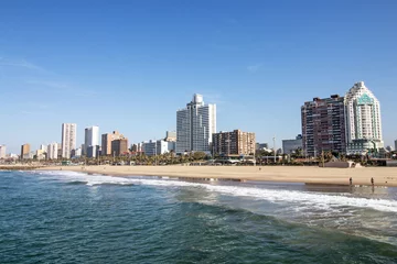 Oceaan en strand tegen de skyline van de stad Durban, Zuid-Afrika © lcswart