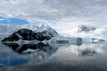 Fototapeta na wymiar Ice and snow reflections in Antarctica