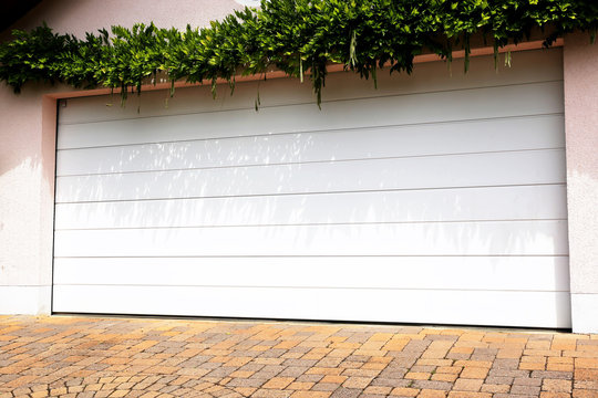 Modernes neues Garagentor weiss (Sektionaltor)