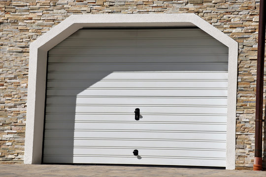 Modernes neues Garagentor weiss (Sektionaltor)