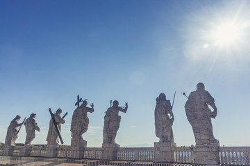 Obraz premium Statues on top of St Peter's Basilica in Rome including Christ the Redeemer