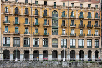 Fototapeta na wymiar façade d'immeubles à Bilbao en Espagne 