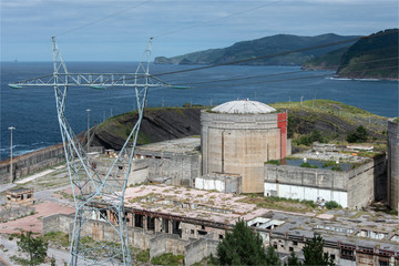 Fototapeta na wymiar centrale atomique abandonnée à Urizar sur la côte nord de l'Espagne