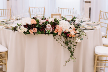 Fototapeta na wymiar Magnificent decoration of wedding tables.