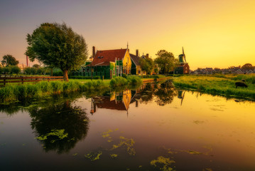 Fototapeta premium Zachód słońca nad wioską Zaanse Schans w Holandii
