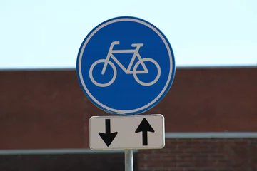 Foto auf Acrylglas Verplicht fietspad verkeersbord © emieldelange