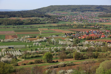 Naklejka premium Blick vom Walberla Gestein auf Ebermannstadt, Landkreis Forchheim, Oberfranken, Bayern, Deutschland